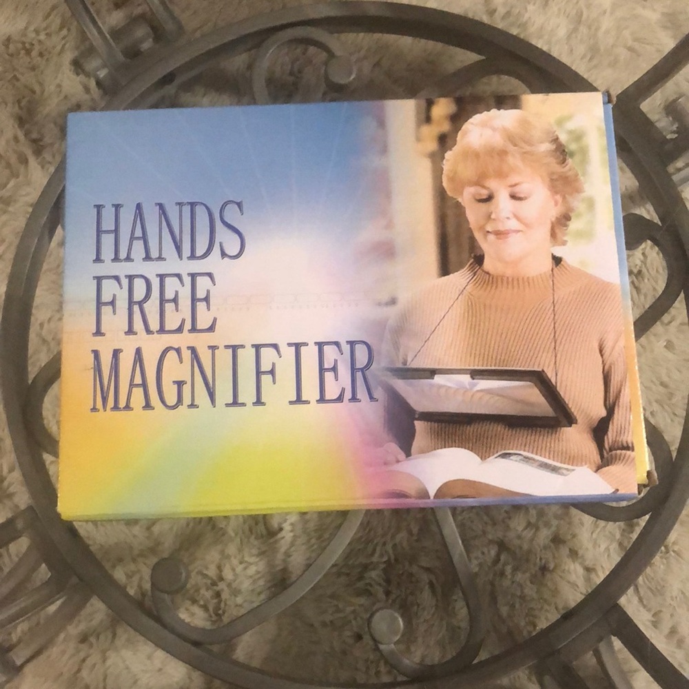 Hand free magnifier